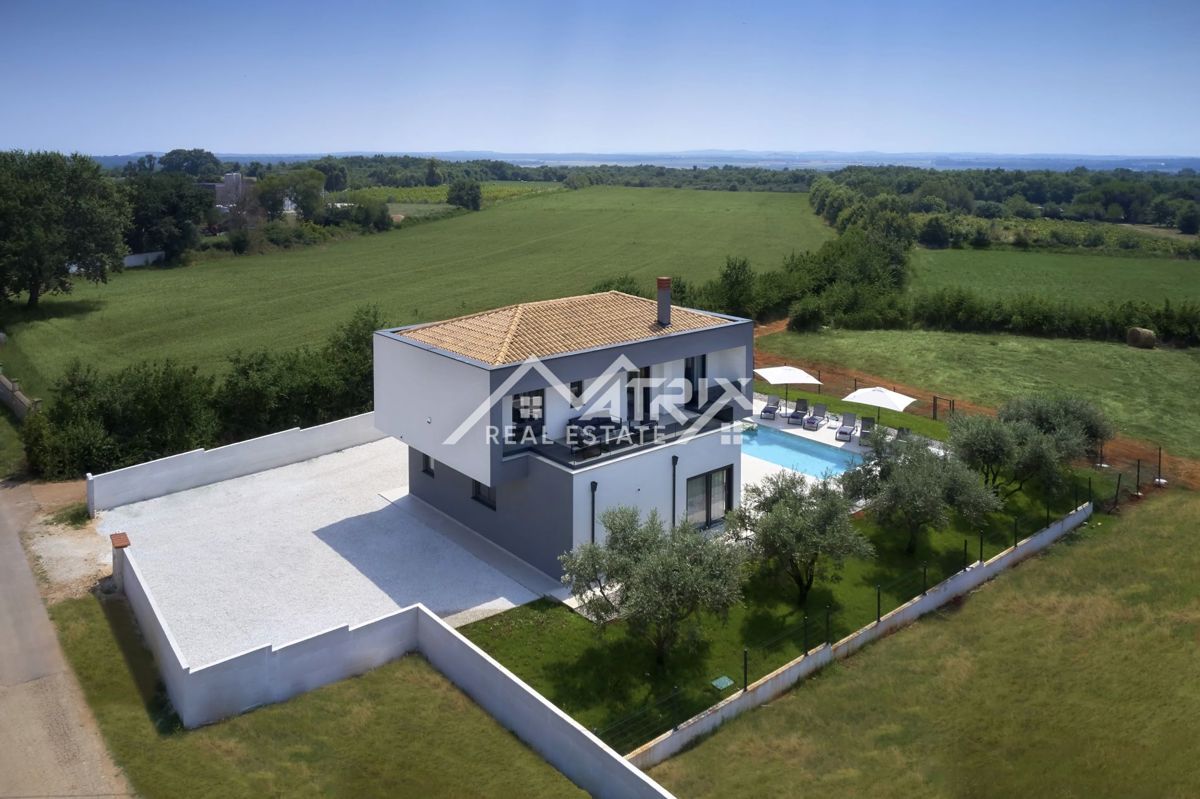 Območje Pule, dvonadstropna vila z bazenom in teraso