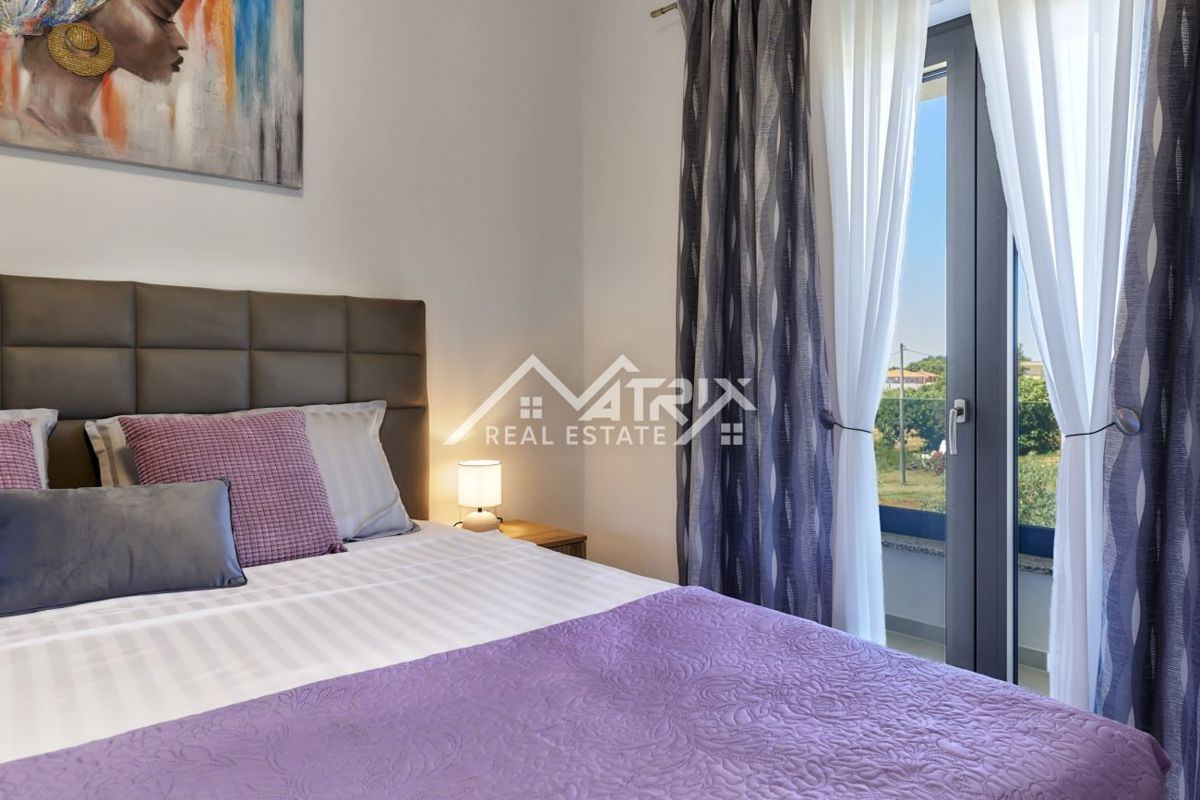 Območje Pule, dvonadstropna vila z bazenom in teraso