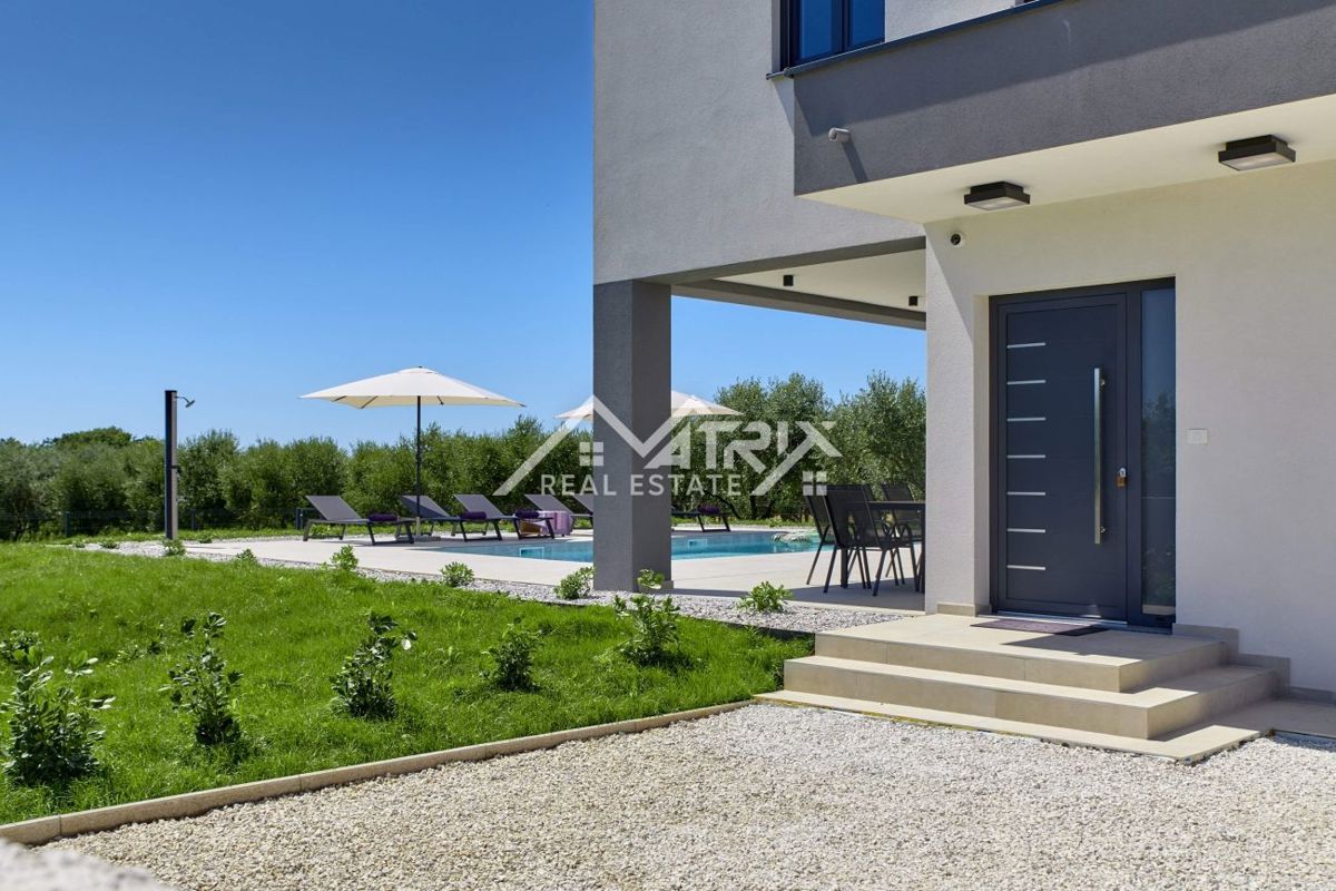 Območje Pule, dvonadstropna vila z bazenom in teraso