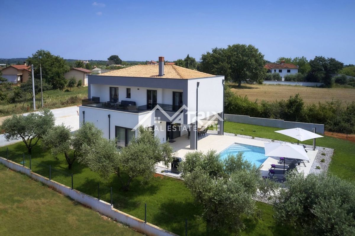 Območje Pule, dvonadstropna vila z bazenom in teraso