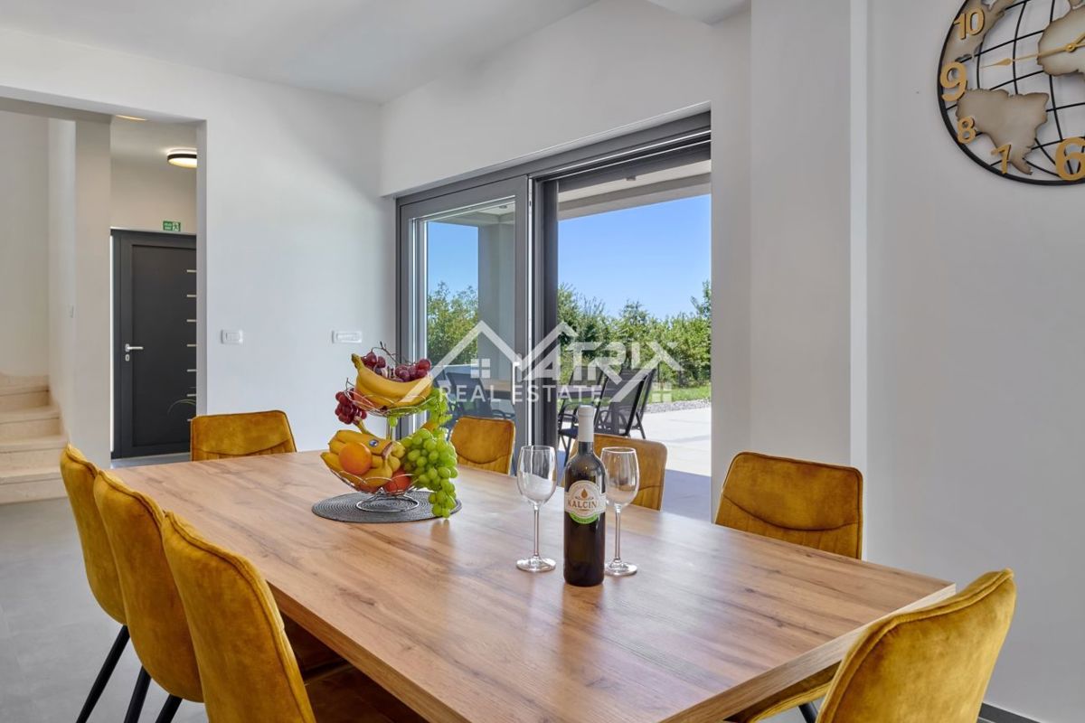 Območje Pule, dvonadstropna vila z bazenom in teraso