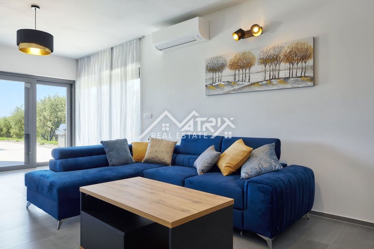 Območje Pule, dvonadstropna vila z bazenom in teraso