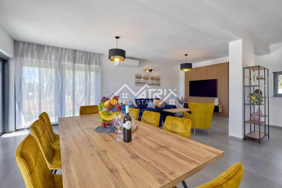 Območje Pule, dvonadstropna vila z bazenom in teraso