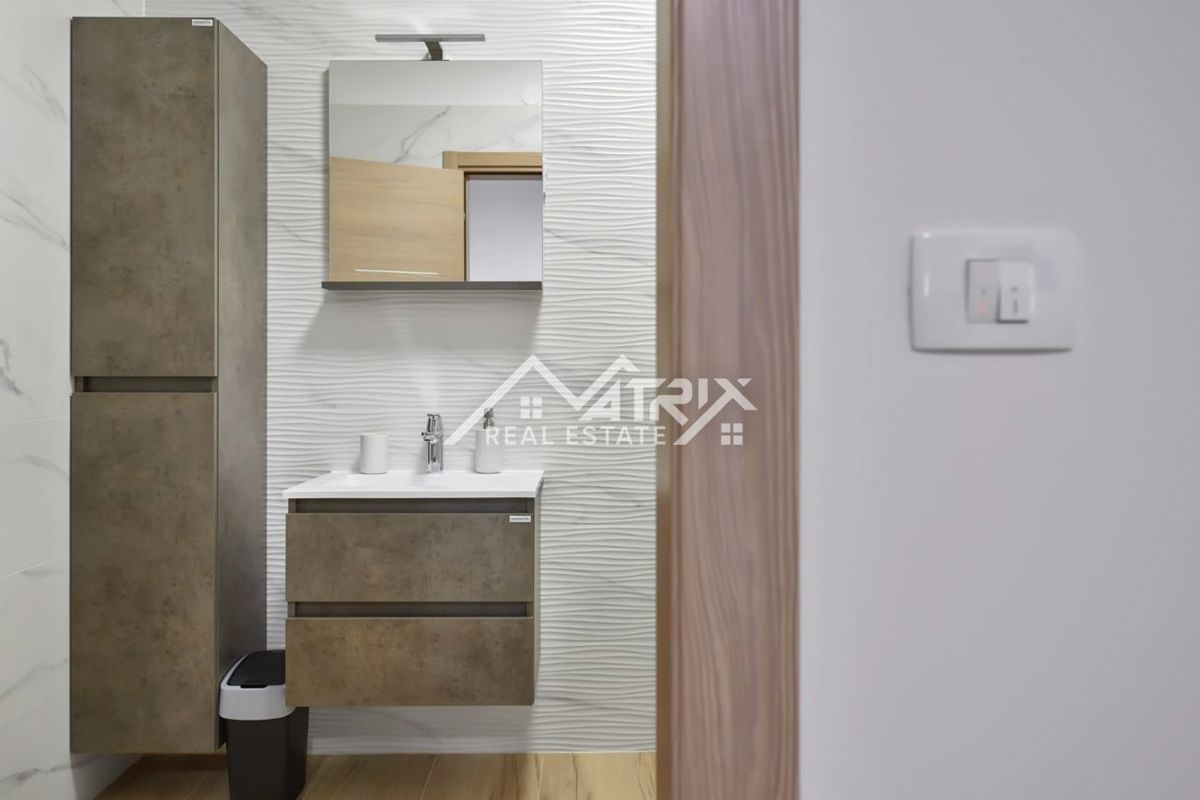 Območje Pule, dvonadstropna vila z bazenom in teraso