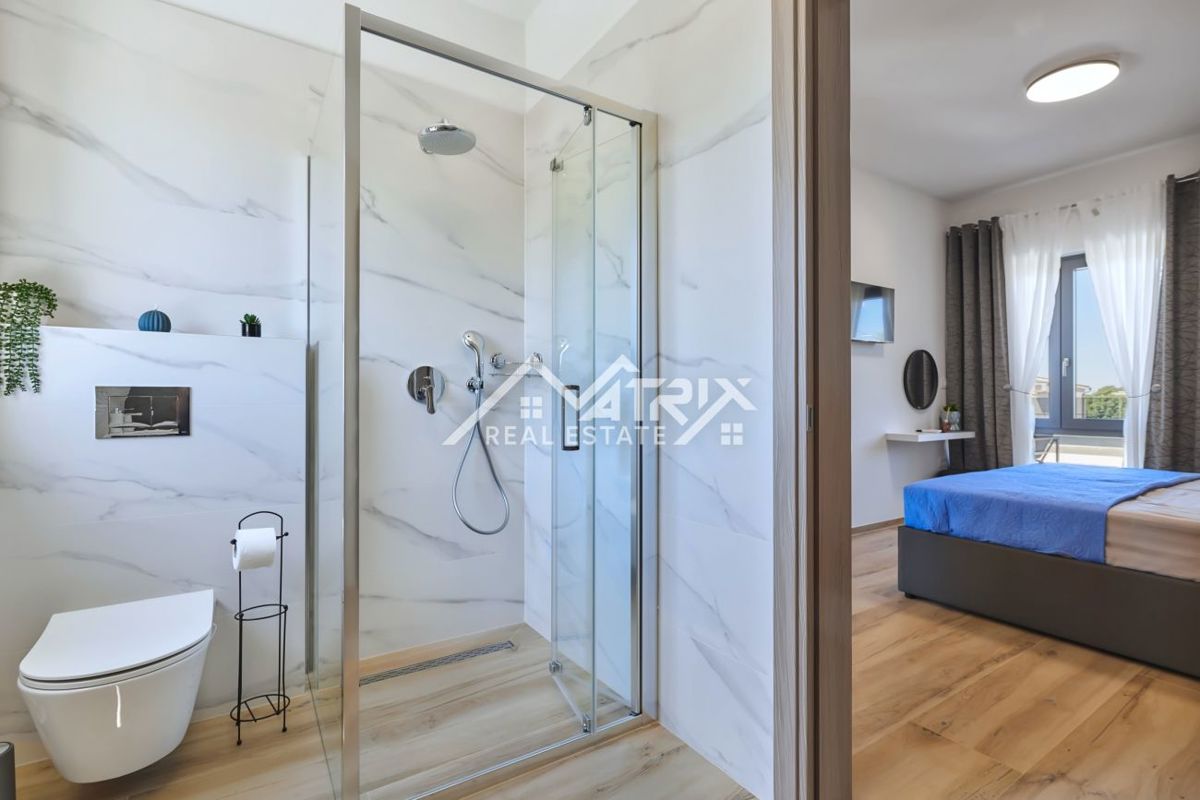 Območje Pule, dvonadstropna vila z bazenom in teraso