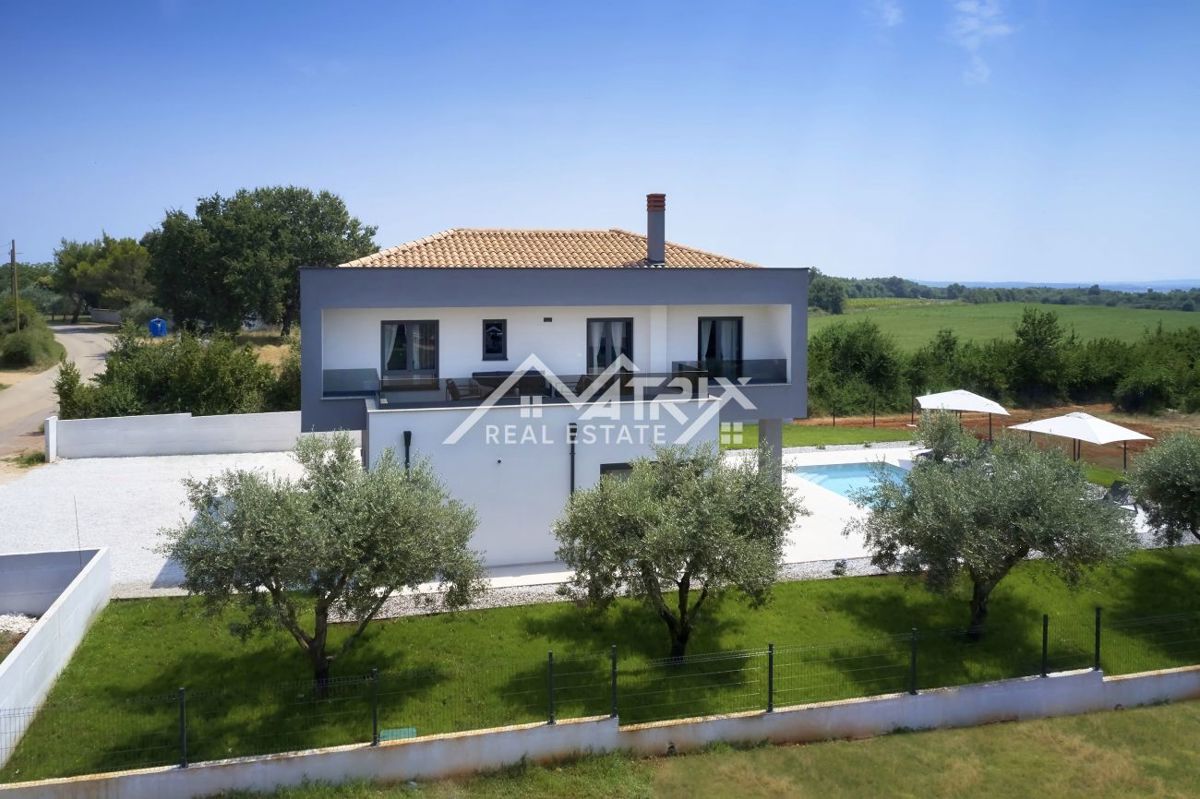 Območje Pule, dvonadstropna vila z bazenom in teraso