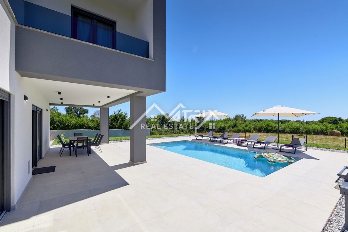 Območje Pule, dvonadstropna vila z bazenom in teraso