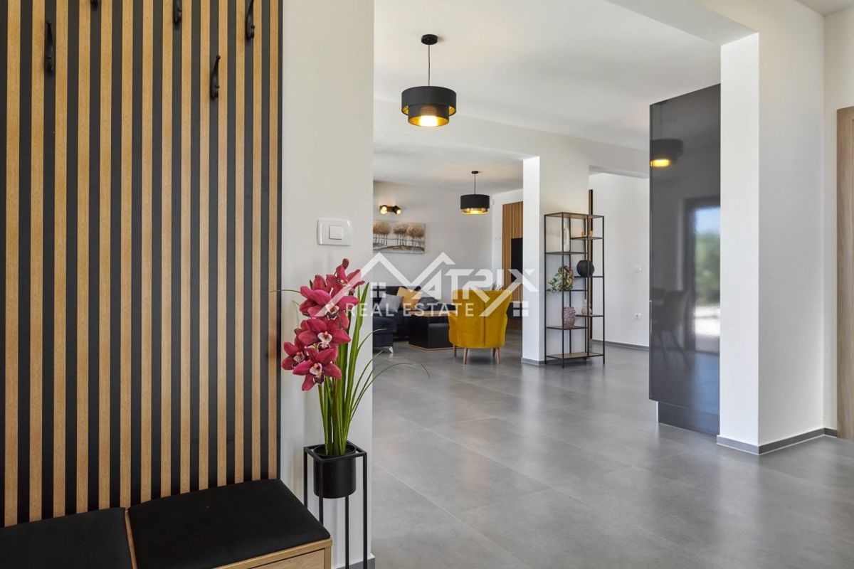 Območje Pule, dvonadstropna vila z bazenom in teraso