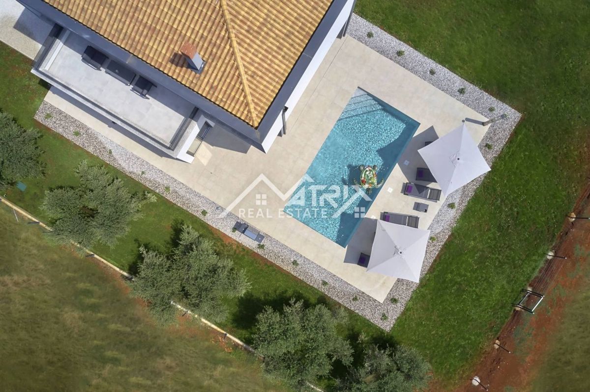 Območje Pule, dvonadstropna vila z bazenom in teraso