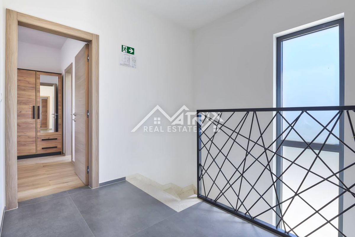 Območje Pule, dvonadstropna vila z bazenom in teraso