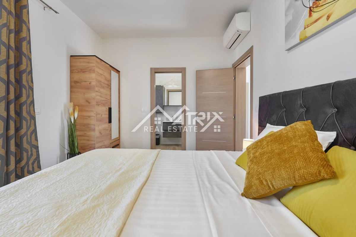 Območje Pule, dvonadstropna vila z bazenom in teraso