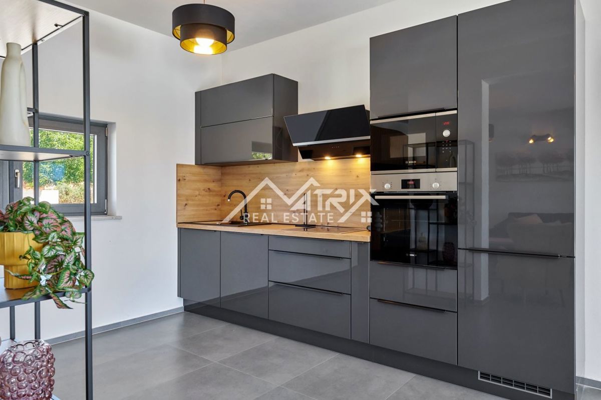 Območje Pule, dvonadstropna vila z bazenom in teraso