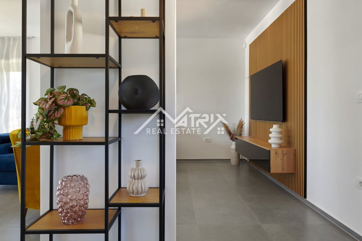 Območje Pule, dvonadstropna vila z bazenom in teraso