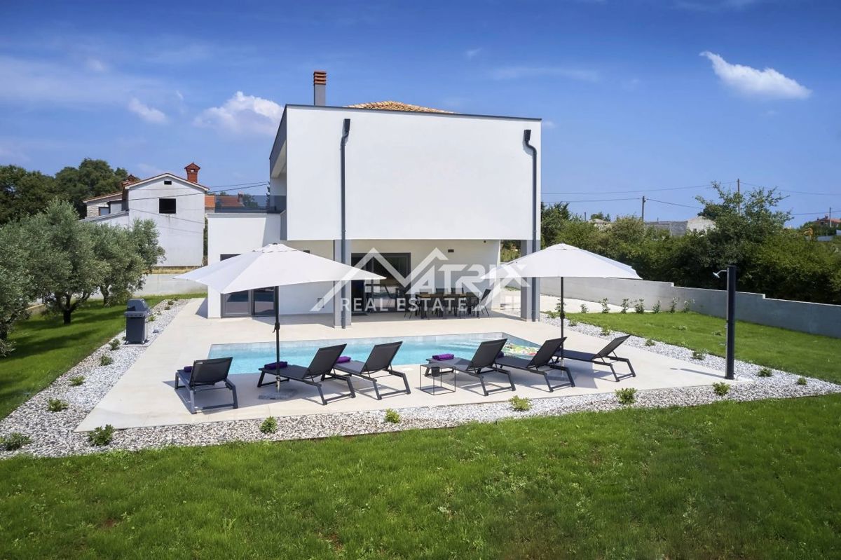 Območje Pule, dvonadstropna vila z bazenom in teraso