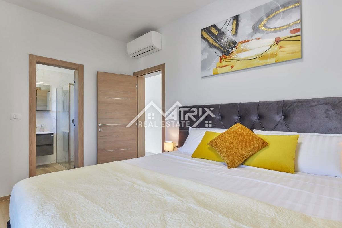 Območje Pule, dvonadstropna vila z bazenom in teraso