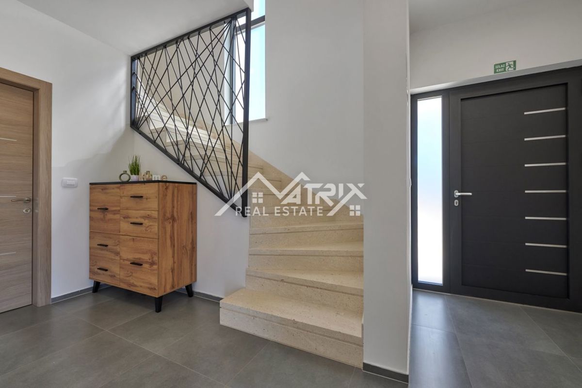 Območje Pule, dvonadstropna vila z bazenom in teraso