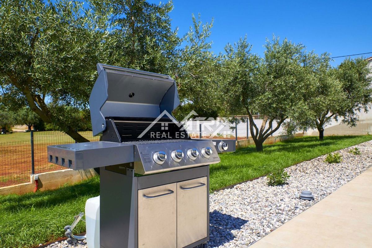 Območje Pule, dvonadstropna vila z bazenom in teraso