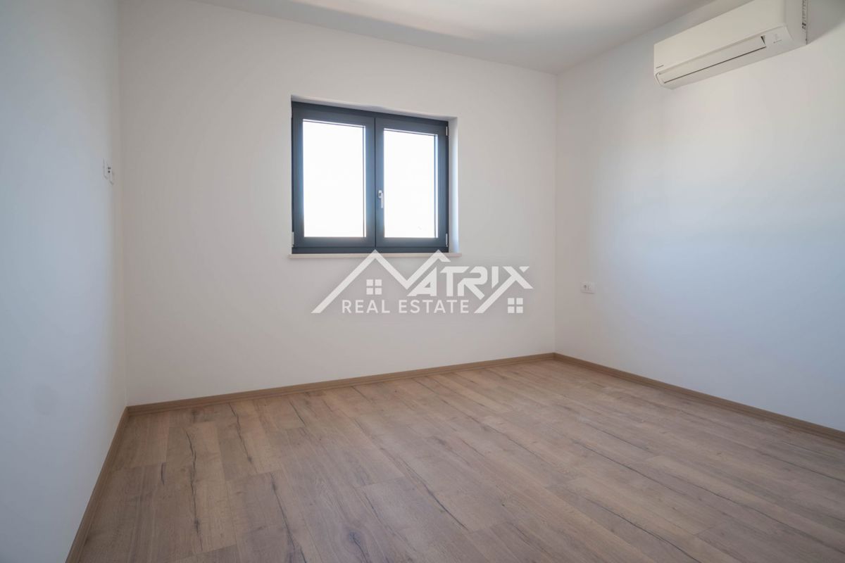 Medulin, stanovanje s pogledom na morje, teraso in garažo