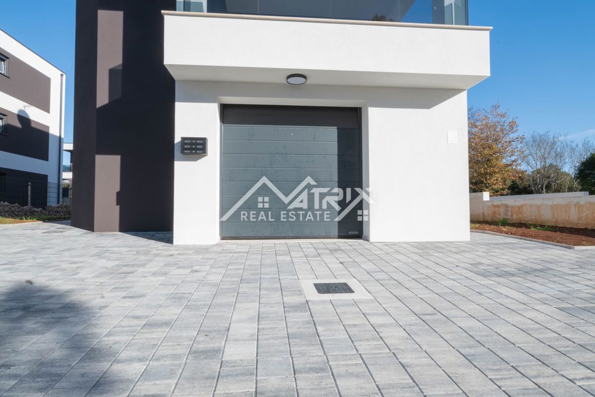 Medulin, stanovanje s pogledom na morje, teraso in garažo