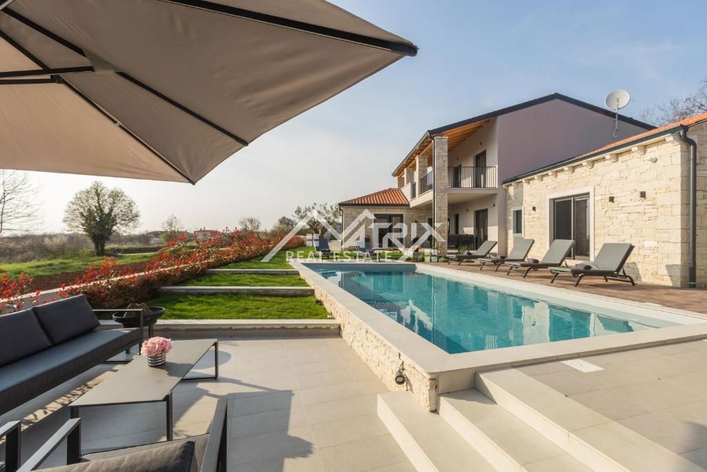 Širša okolica Poreča, luksuzna vila z bazenom v naravi