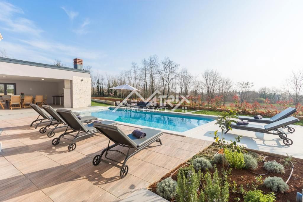 Širša okolica Poreča, luksuzna vila z bazenom v naravi