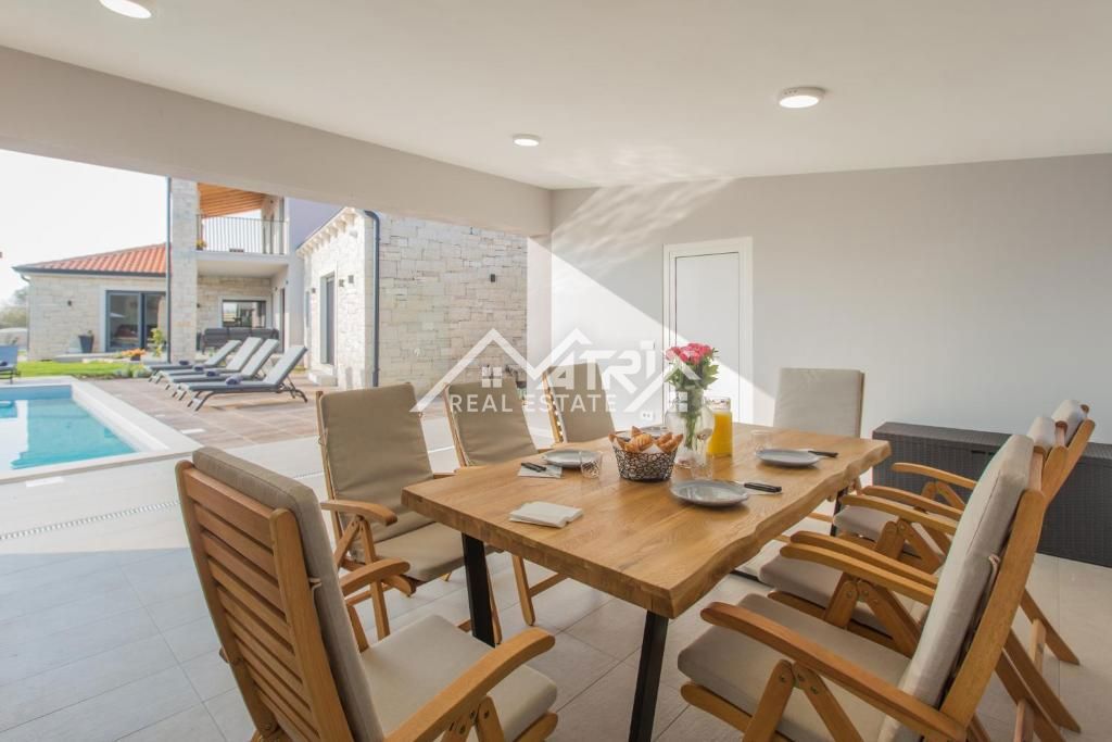 Širša okolica Poreča, luksuzna vila z bazenom v naravi