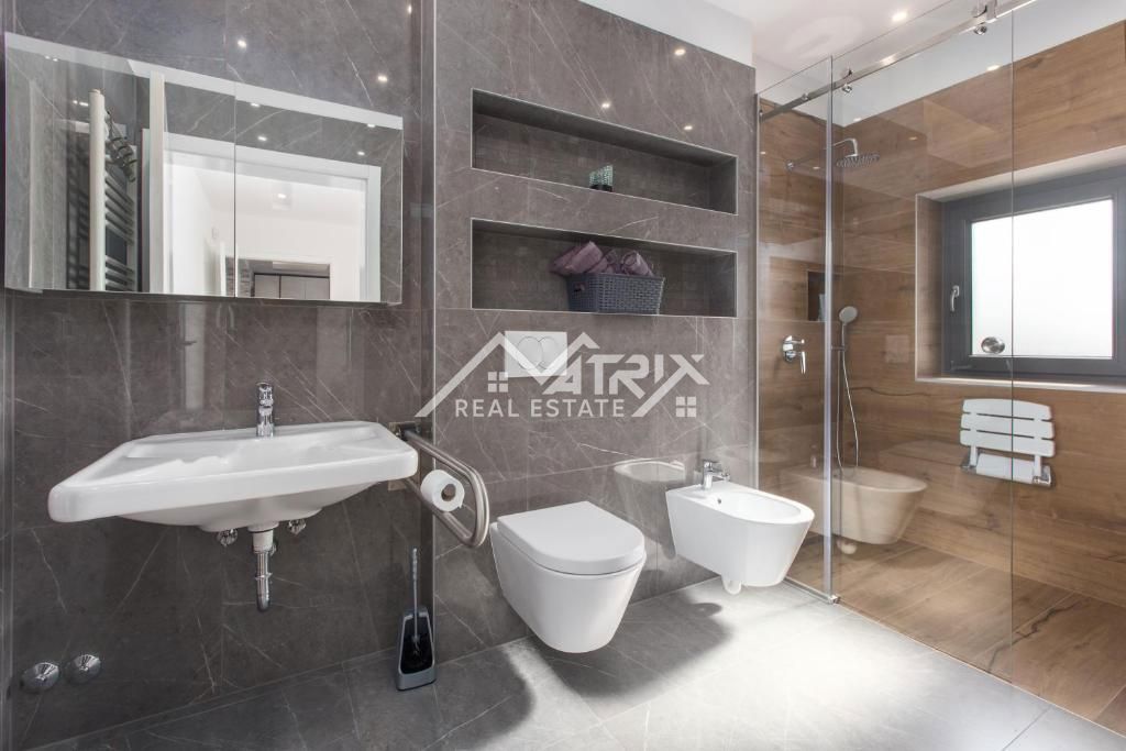 Širša okolica Poreča, luksuzna vila z bazenom v naravi