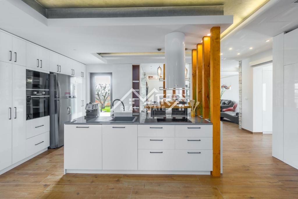 Širša okolica Poreča, luksuzna vila z bazenom v naravi