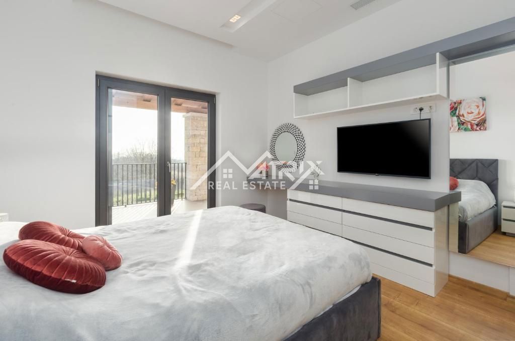 Širša okolica Poreča, luksuzna vila z bazenom v naravi