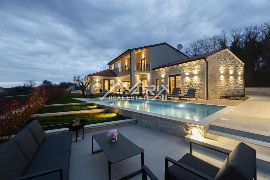 Širša okolica Poreča, luksuzna vila z bazenom v naravi