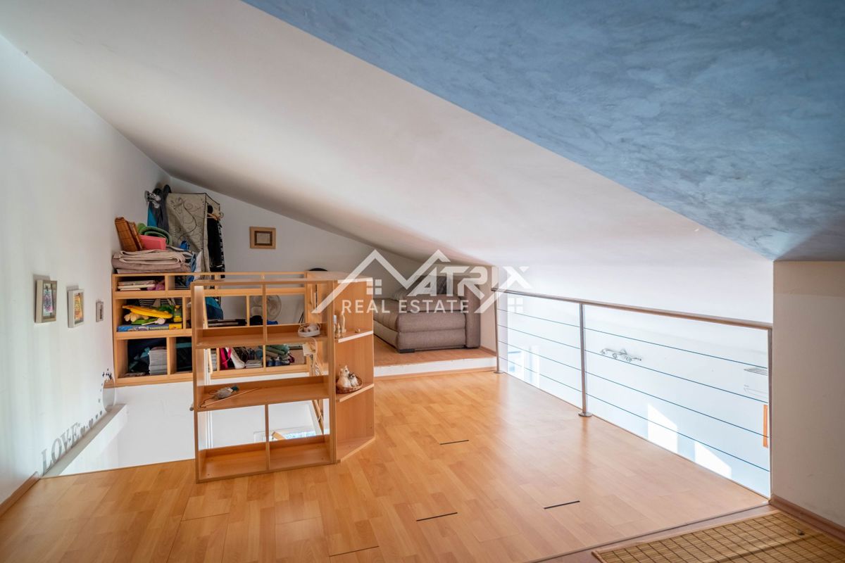 Novigrad, dvosobno stanovanje z galerijo