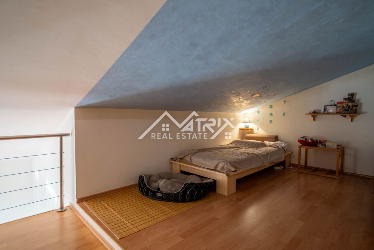 Novigrad, dvosobno stanovanje z galerijo