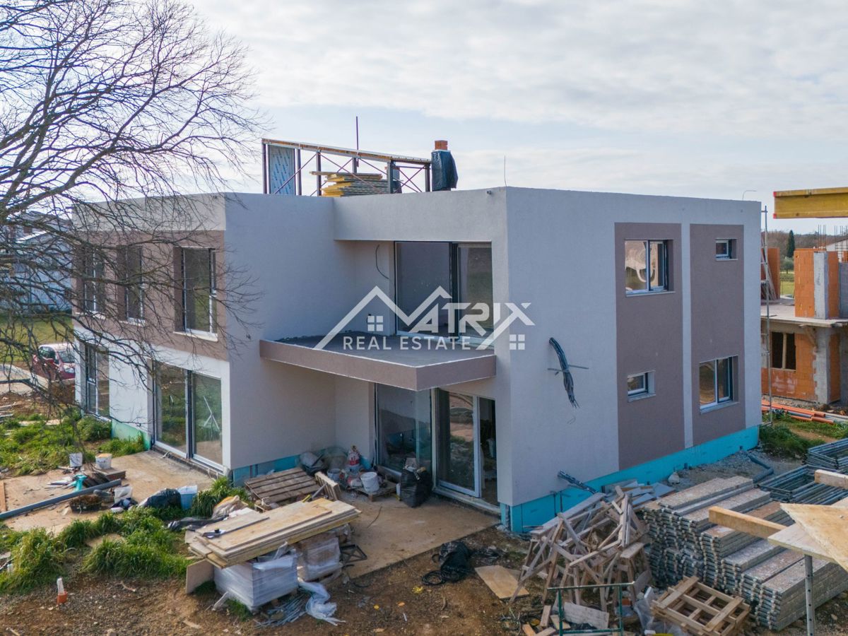 Poreč, stanovanje s strešno teraso le 4,5 km od morja