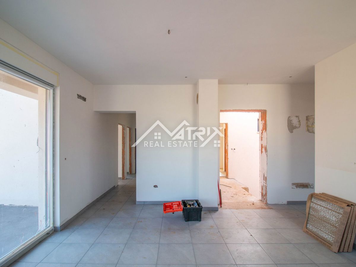 Poreč, stanovanje s strešno teraso le 4,5 km od morja