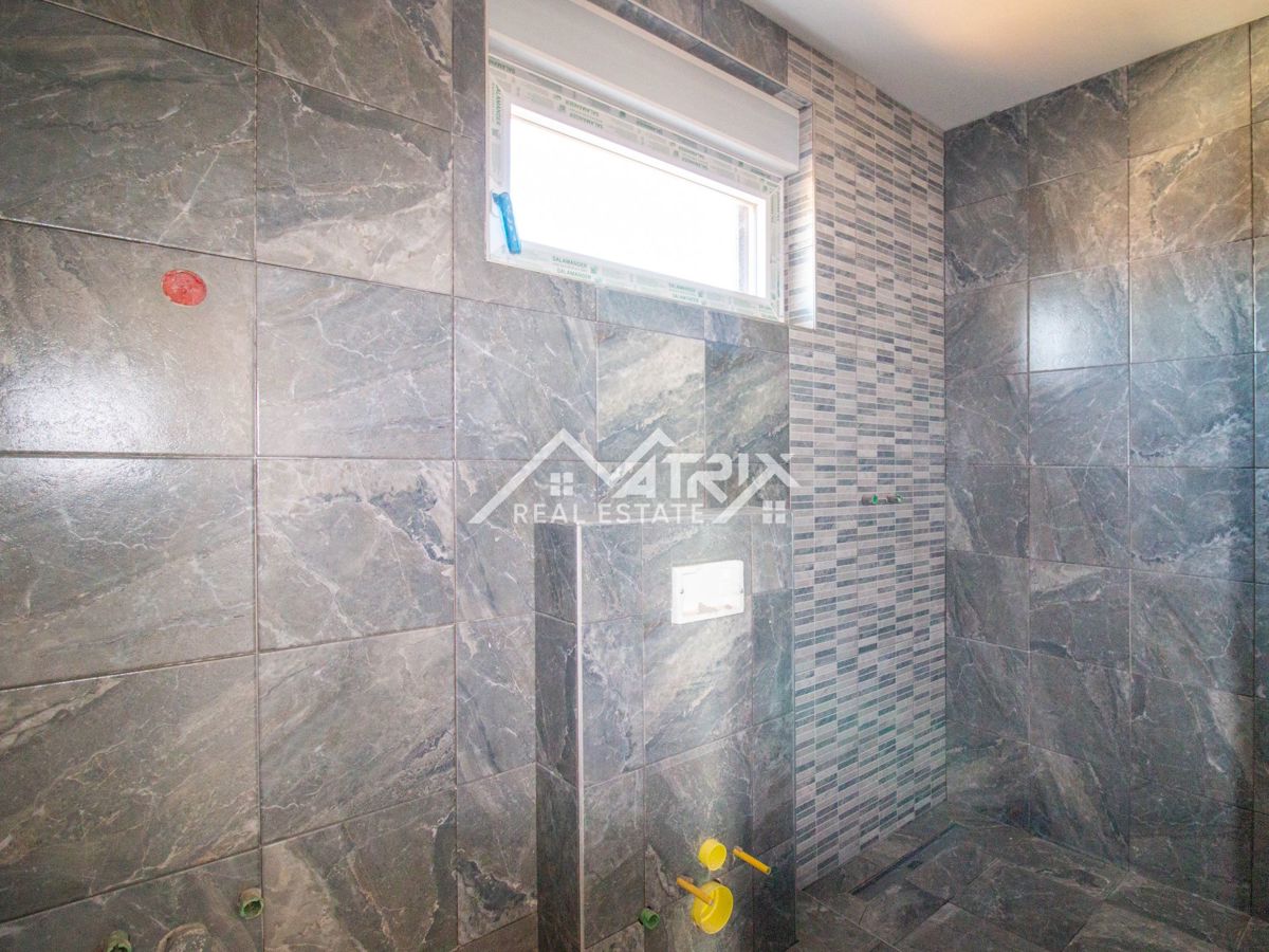 Poreč, stanovanje s strešno teraso le 4,5 km od morja