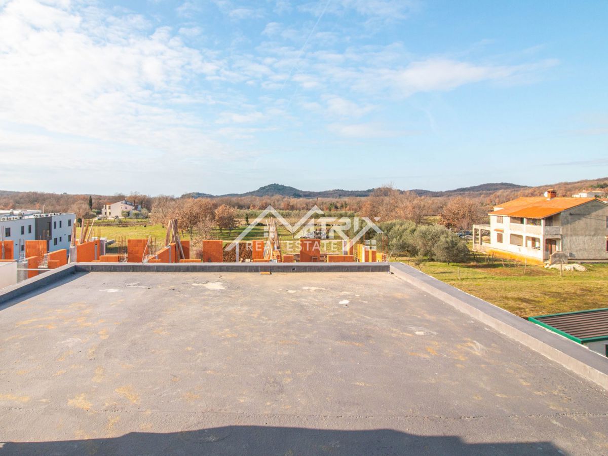 Poreč, stanovanje s strešno teraso le 4,5 km od morja