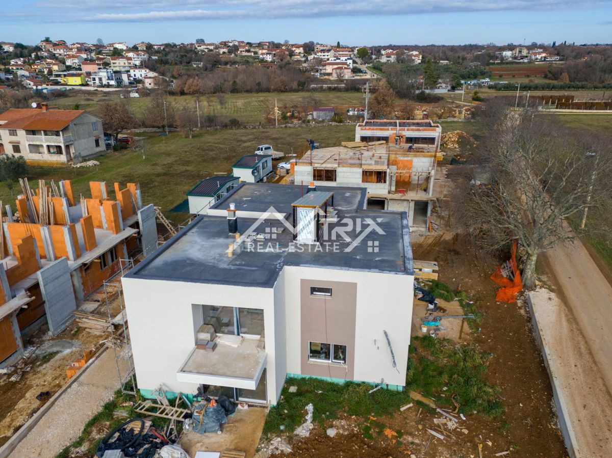 Poreč, stanovanje s strešno teraso le 4,5 km od morja