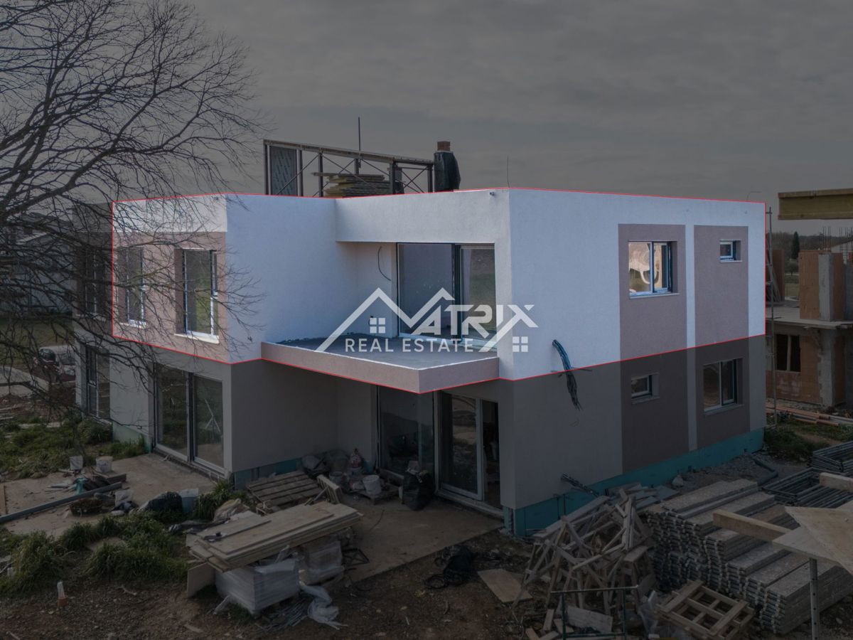 Poreč, stanovanje s strešno teraso le 4,5 km od morja