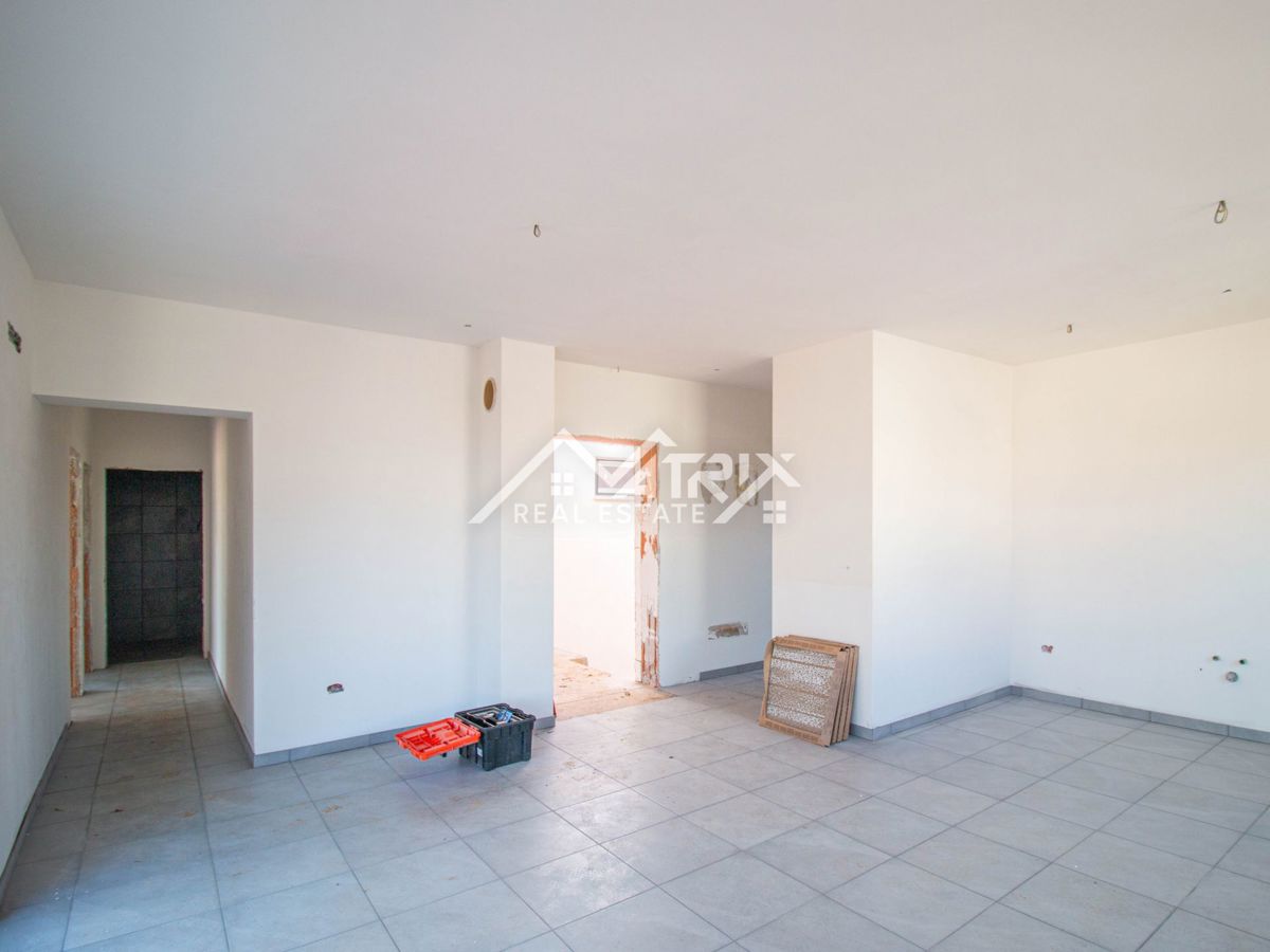 Poreč, stanovanje s strešno teraso le 4,5 km od morja