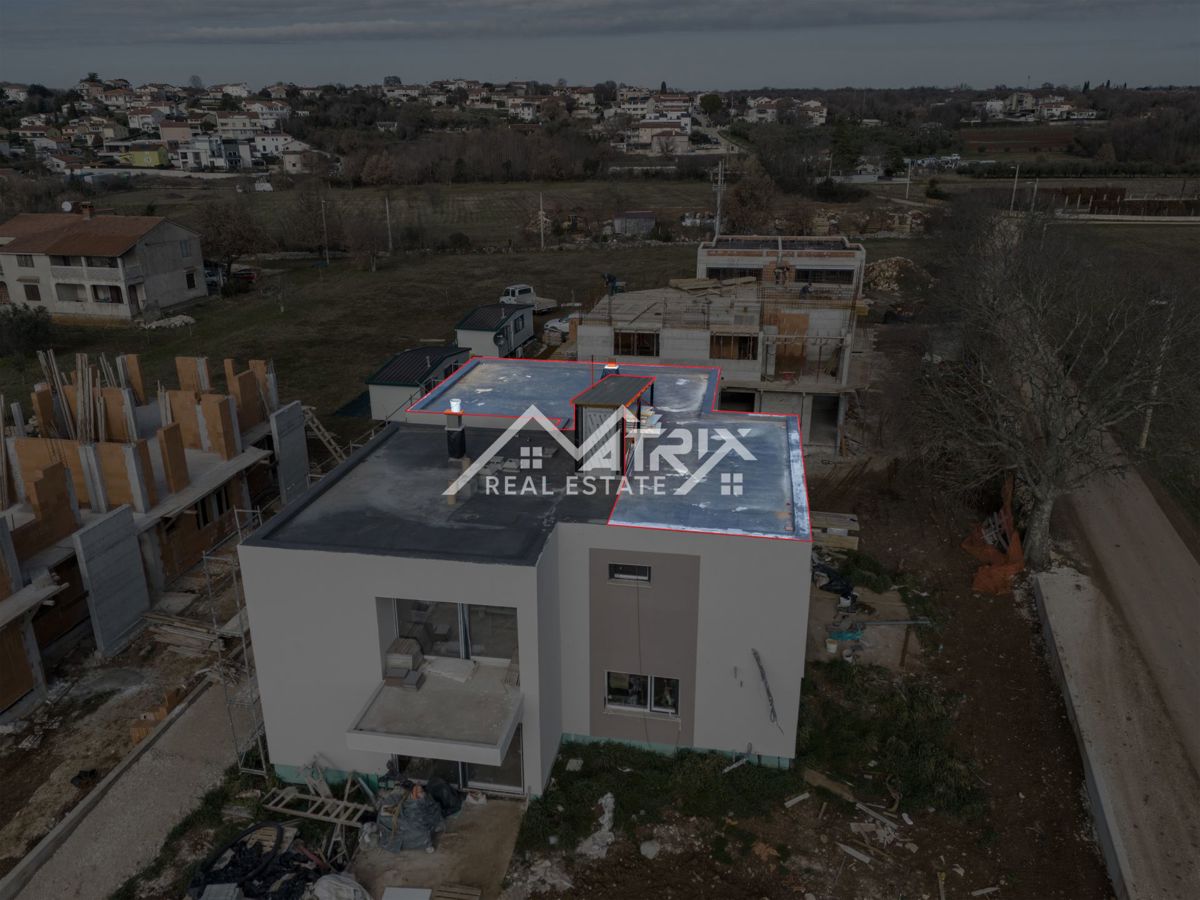 Poreč, stanovanje s strešno teraso le 4,5 km od morja