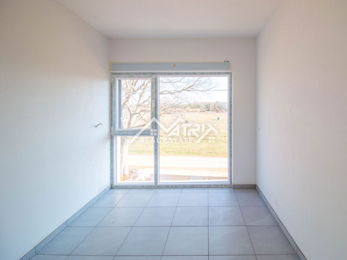 Poreč, stanovanje s strešno teraso le 4,5 km od morja