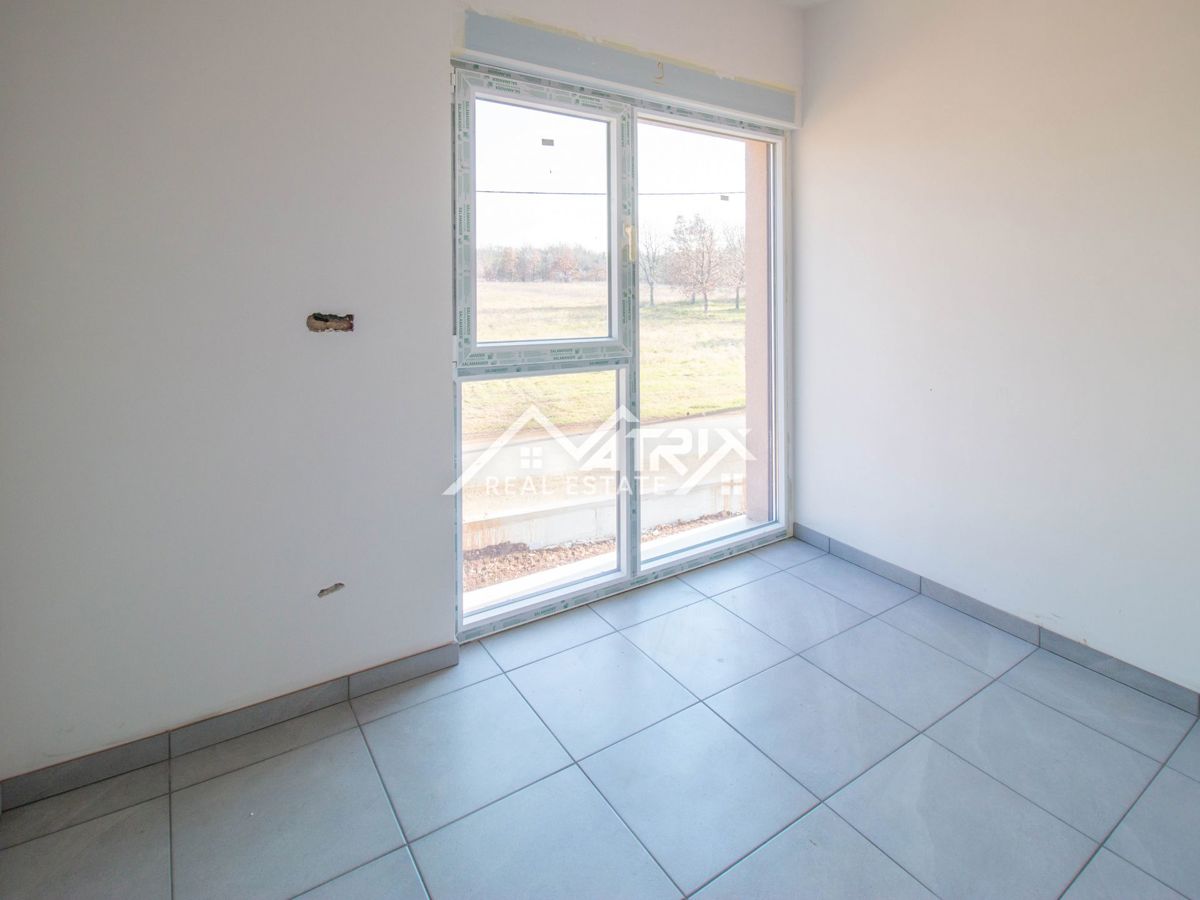 Poreč, stanovanje s strešno teraso le 4,5 km od morja