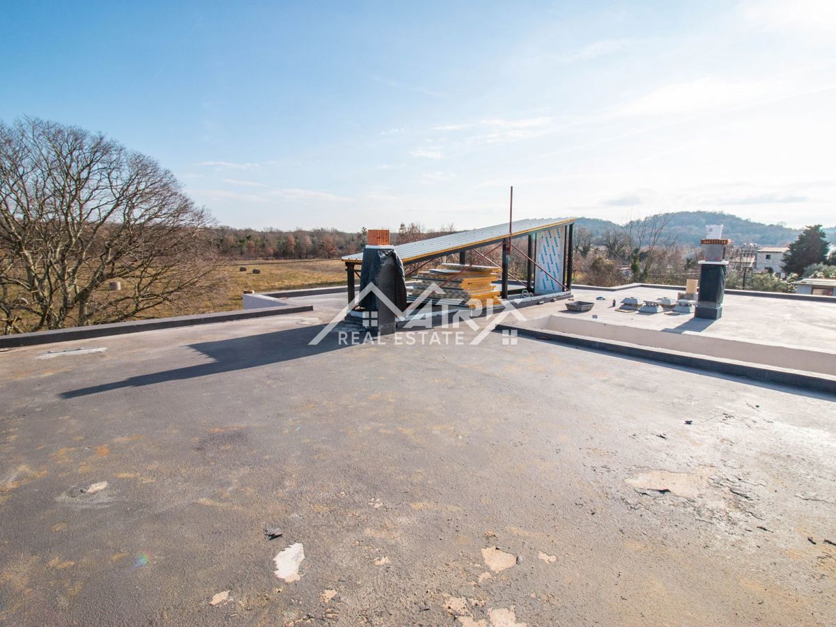 Poreč, stanovanje s strešno teraso le 4,5 km od morja