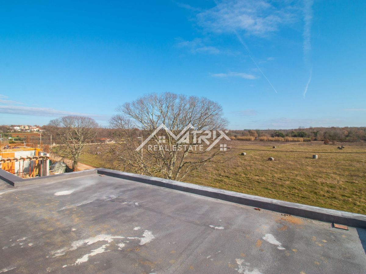 Poreč, stanovanje s strešno teraso le 4,5 km od morja