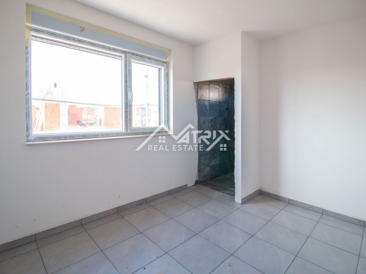 Poreč, stanovanje s strešno teraso le 4,5 km od morja