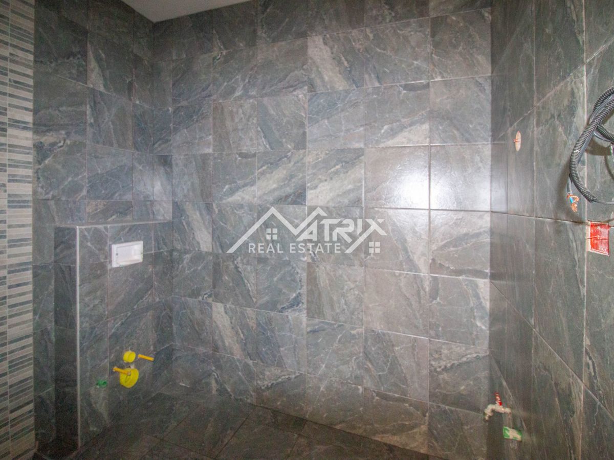 Poreč, stanovanje s strešno teraso le 4,5 km od morja