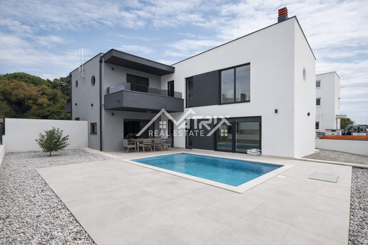 Medulin, moderna hiša z bazenom 1,5 km od morja! Novogradnja