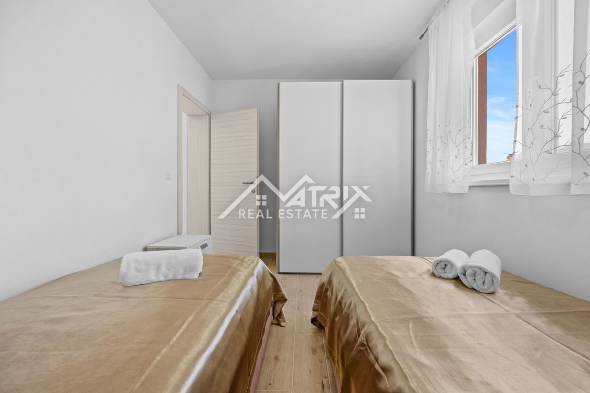 Peroj, funkcionalno dvosobno stanovanje z ložo, blizu morja