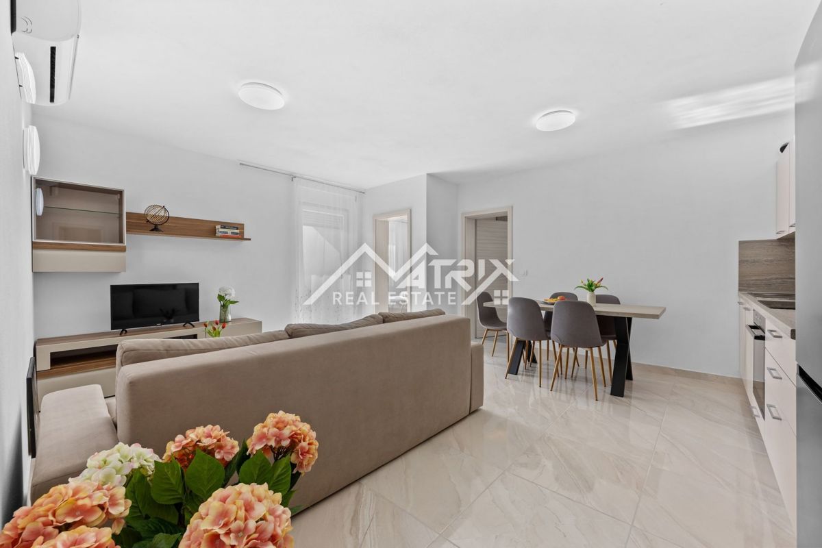 Peroj, funkcionalno dvosobno stanovanje z ložo, blizu morja