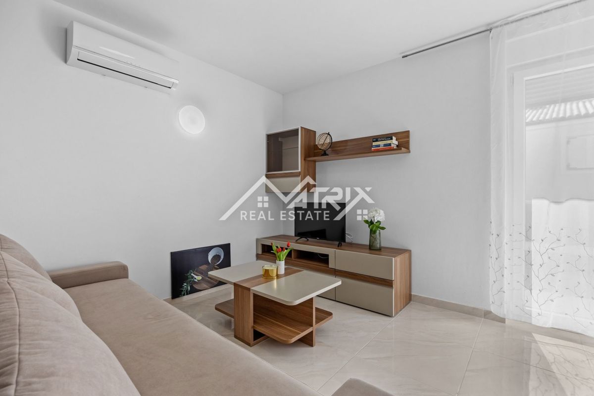 Peroj, funkcionalno dvosobno stanovanje z ložo, blizu morja